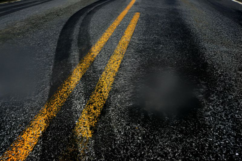 Motociclista fica ferido após colidir com caminhão em Ouro Branco