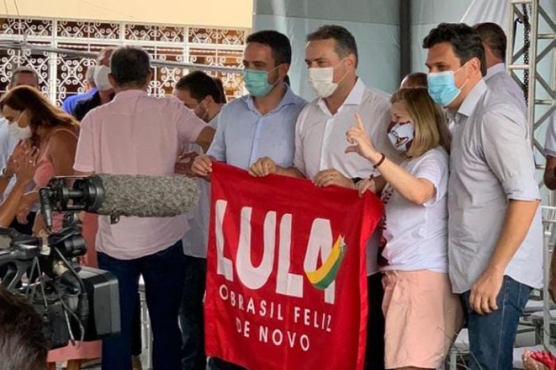 Deputado bolsonarista posa para foto com bandeira de Lula em evento no Sertão de Alagoas