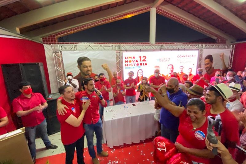 Políticos ficam na plateia e população compõe mesa durante convenção do PDT em Mata Grande