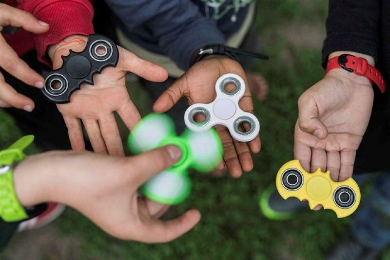 A polêmica do spinner: brinquedo terapêutico ou mais uma moda passageira do comércio?