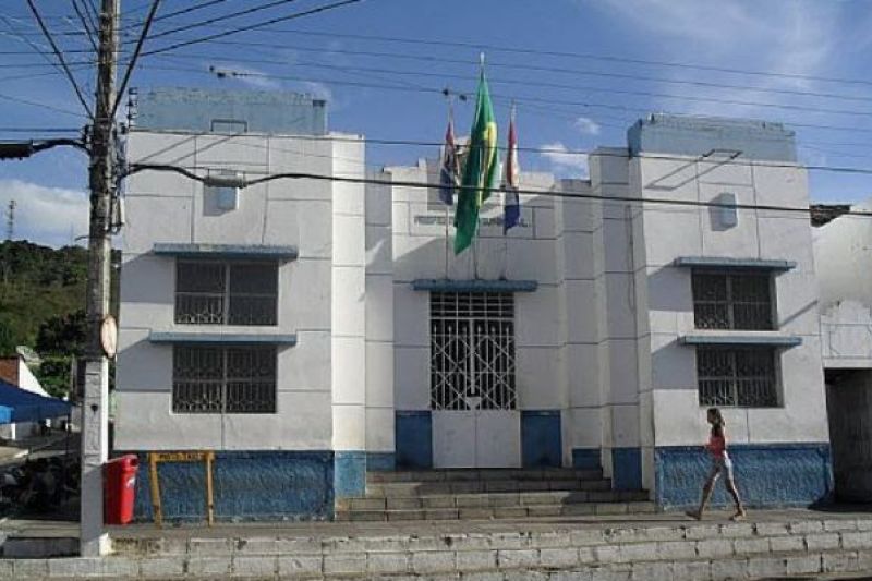 Prefeito de Mata Grande deixa população indignada ao vetar projeto sobre hino nas escolas