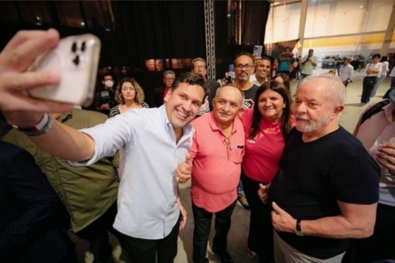 Deputado que viajou em avião presidencial com Bolsonaro declara apoio e tira foto com Lula