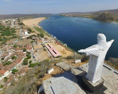 Caminhão atropela cachorro em via pública em Pão de Açúcar