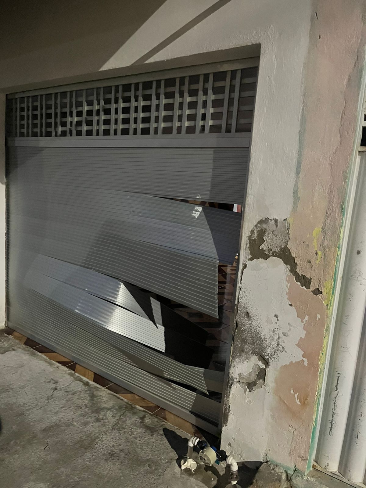 Homem é preso após invadir casa da ex, ameaçar família e furtar celulares em Delmiro Gouveia