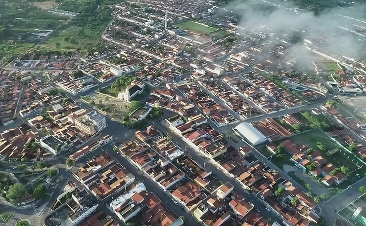 Vizinho é acusado de apedrejar residência e danificar telhado em Delmiro Gouveia