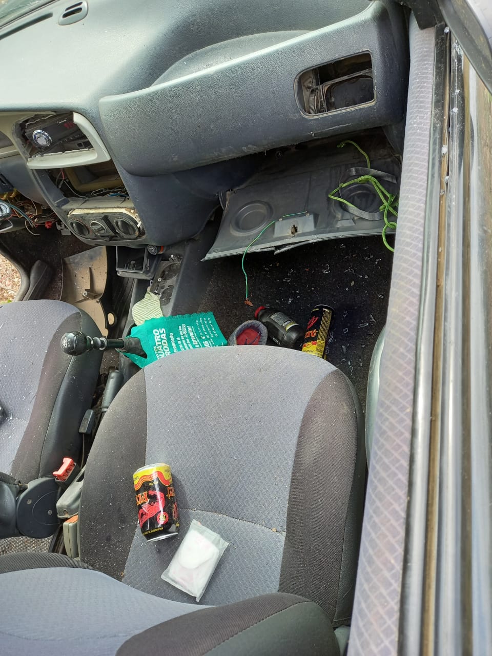 Latas de bebidas foram encontradas dentro do carro (Foto: Ítalo Timóteo)