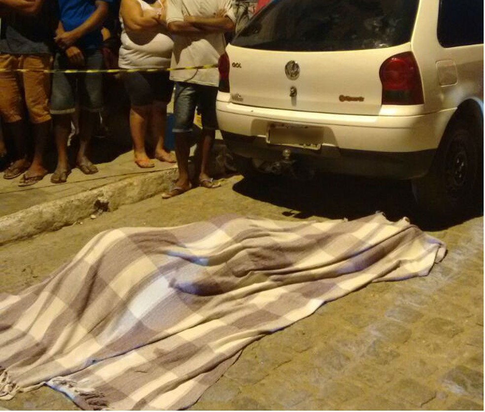Vereador estava na porta de casa, quando foi morto a tiros (Patrícia Bastos/Gazeta de Alagoas)