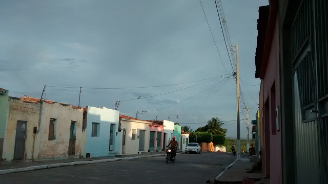 Pequeno sagui atravessa a rua, em Monteirópolis, pelo fio de eletricidade